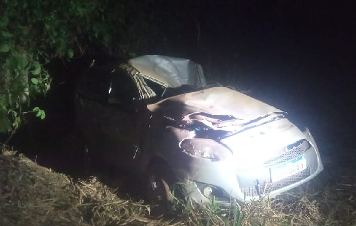 Mãe e filho morrem após Uno capotar na MT-130; três ficam feridos