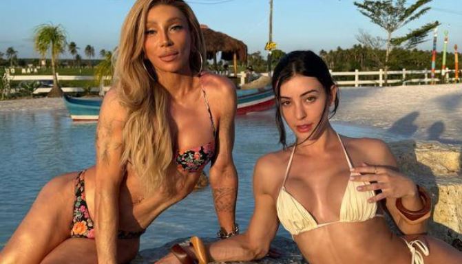 Maya Massafera e Bella Longuinho posam juntas de biquíni