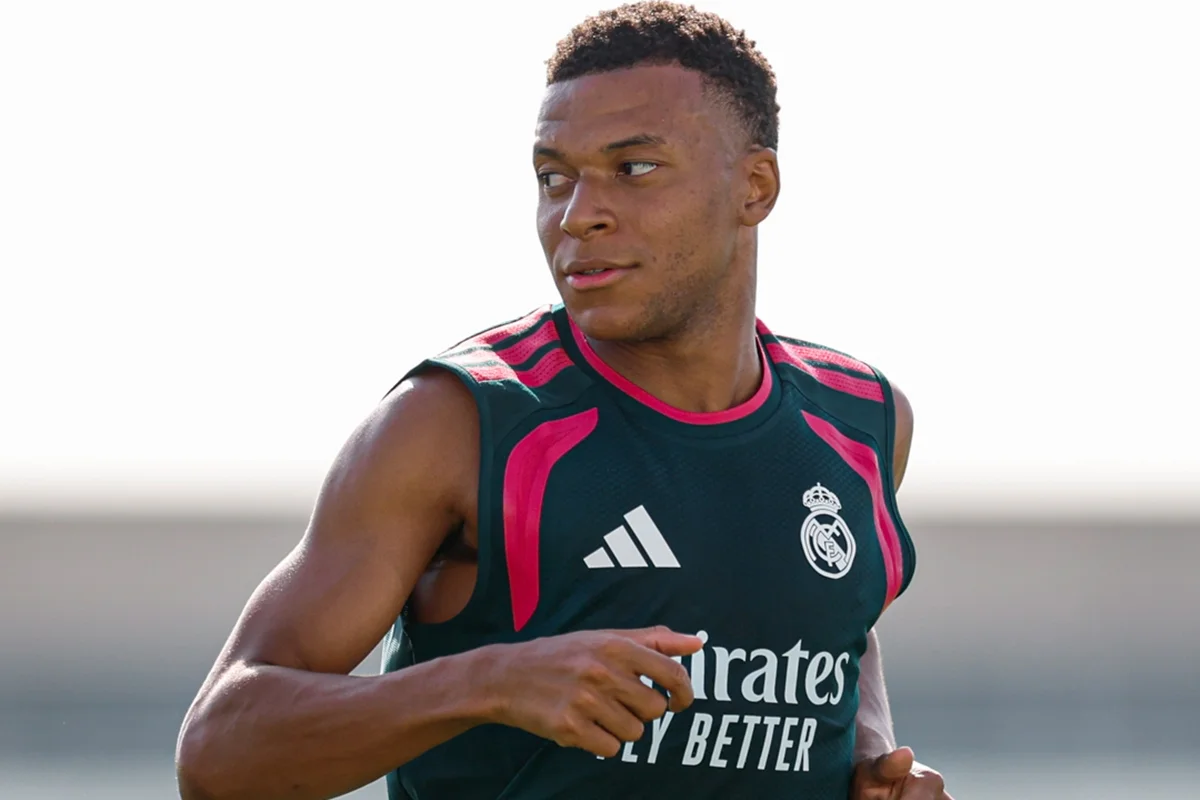 Mbappé volta aos treinos do Real Madrid após Copa e já marca golaço de bicicleta
