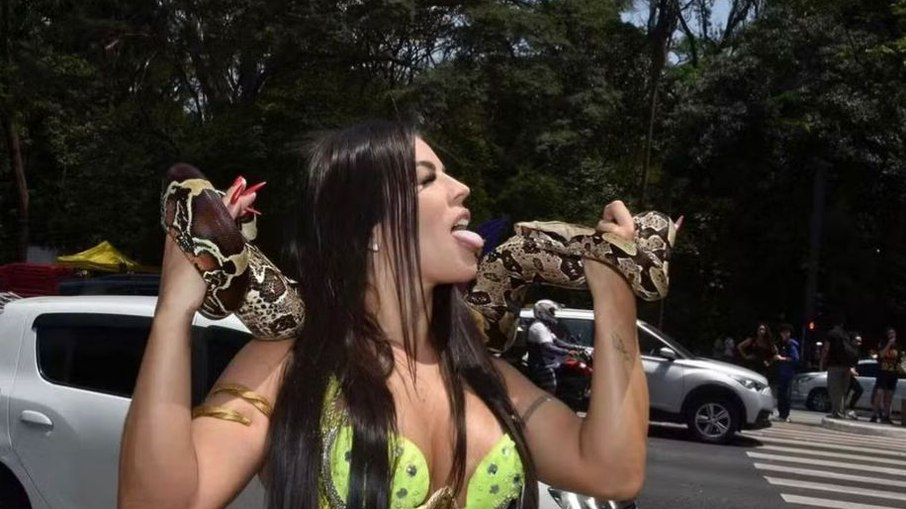 Miss Bumbum recebe multa de R$ 3 mil após performance com cobra