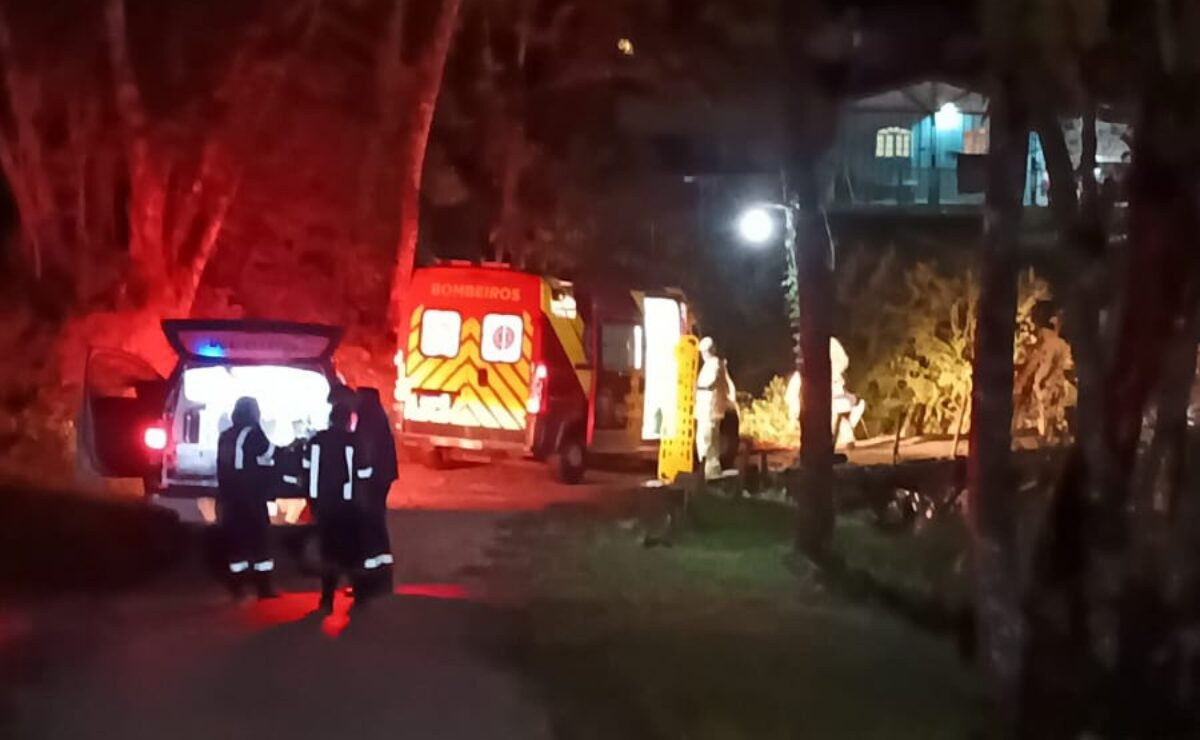 Motociclista de 60 anos morre após cair em córrego ao tentar atravessar ponte de acesso à própria casa, em Curitiba