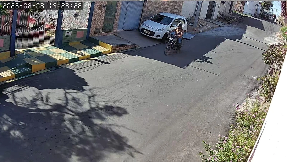 Motociclista é flagrado furtando TV de casa no bairro Piçarreira, em Teresina