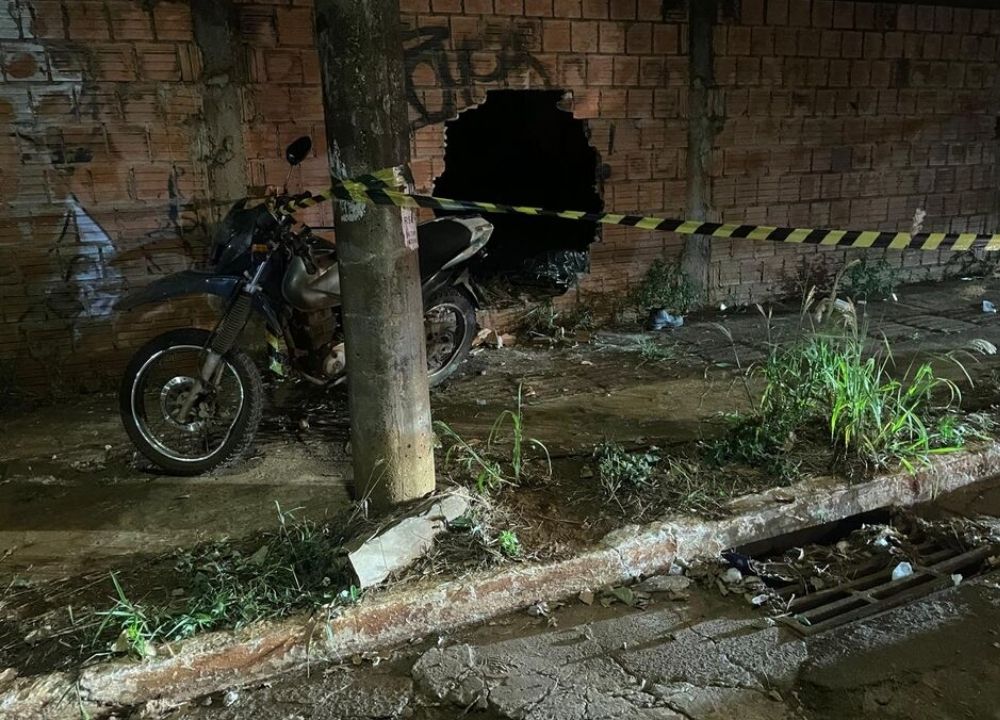Motociclista morre ao desviar de cachorro e bater contra muro no Tijuca (vídeo)