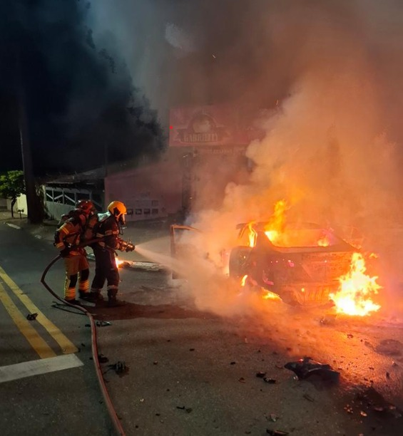 Motociclista morre após acidente seguido de incêndio entre carro e moto