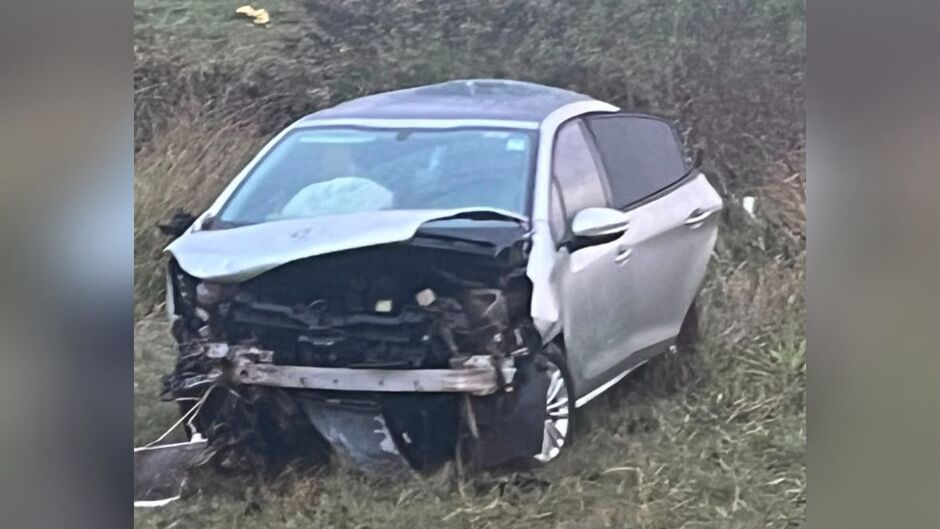 Motorista desvia de caixa que caiu de caminhão, capota carro e mata passageira em Ponta Porã