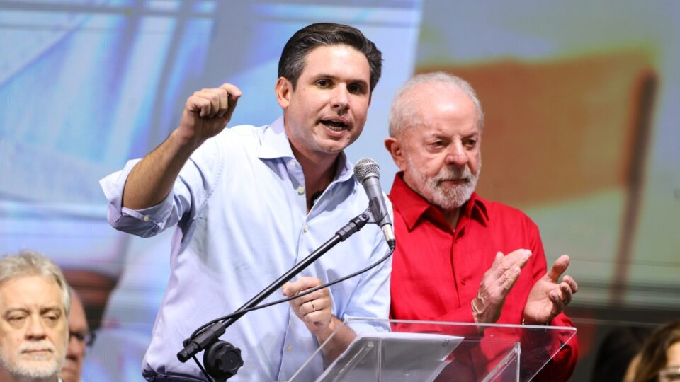 Motta atende a Lula e adianta votação do fim da “taxa das blusinhas”