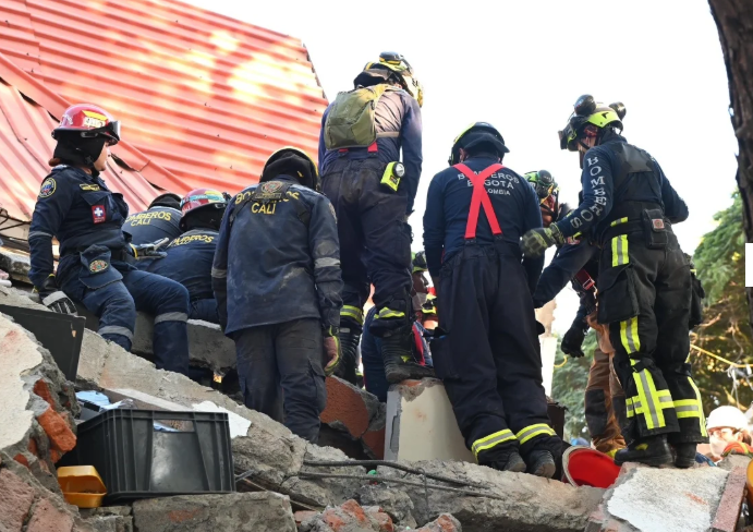 Mulher é resgatada com vida após mais de 24 horas sob escombros em Cali