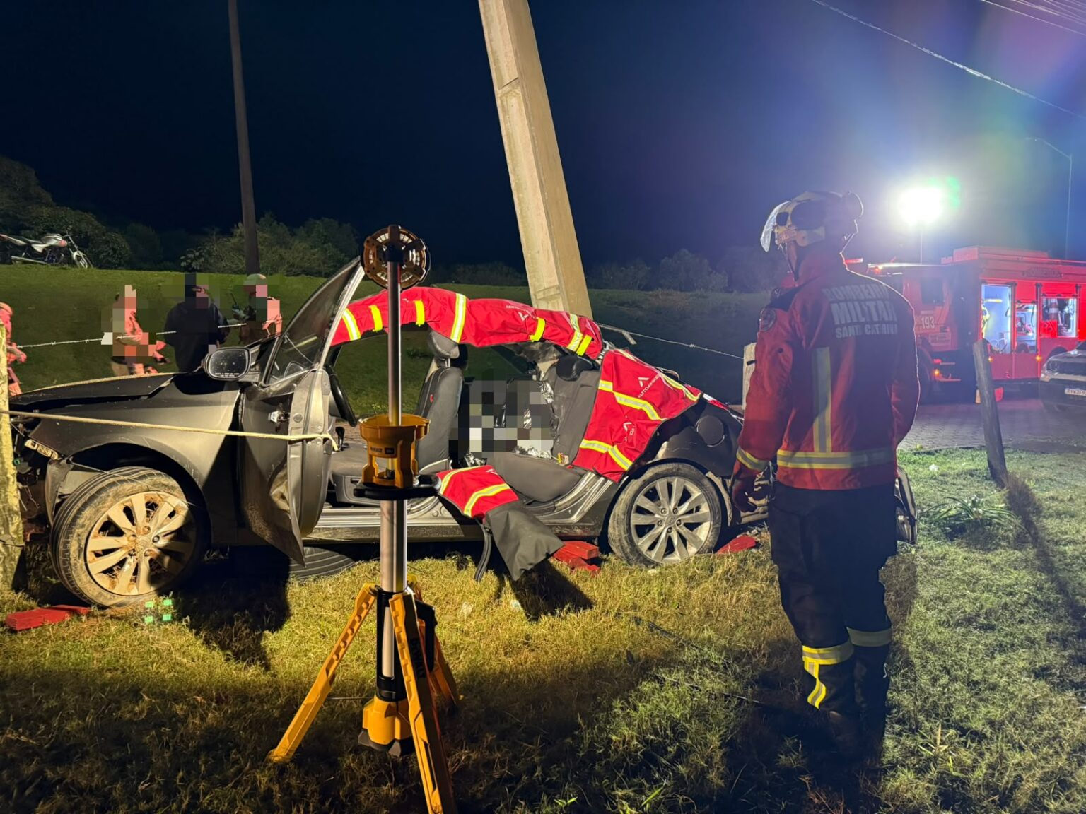 Mulher morre em grave acidente entre carro e moto na SC-436, em Laguna