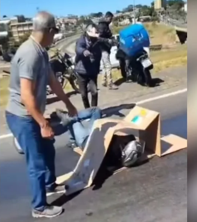 Óleo em pista derruba motociclista e causa transtorno em frente ao Shopping Del Rey