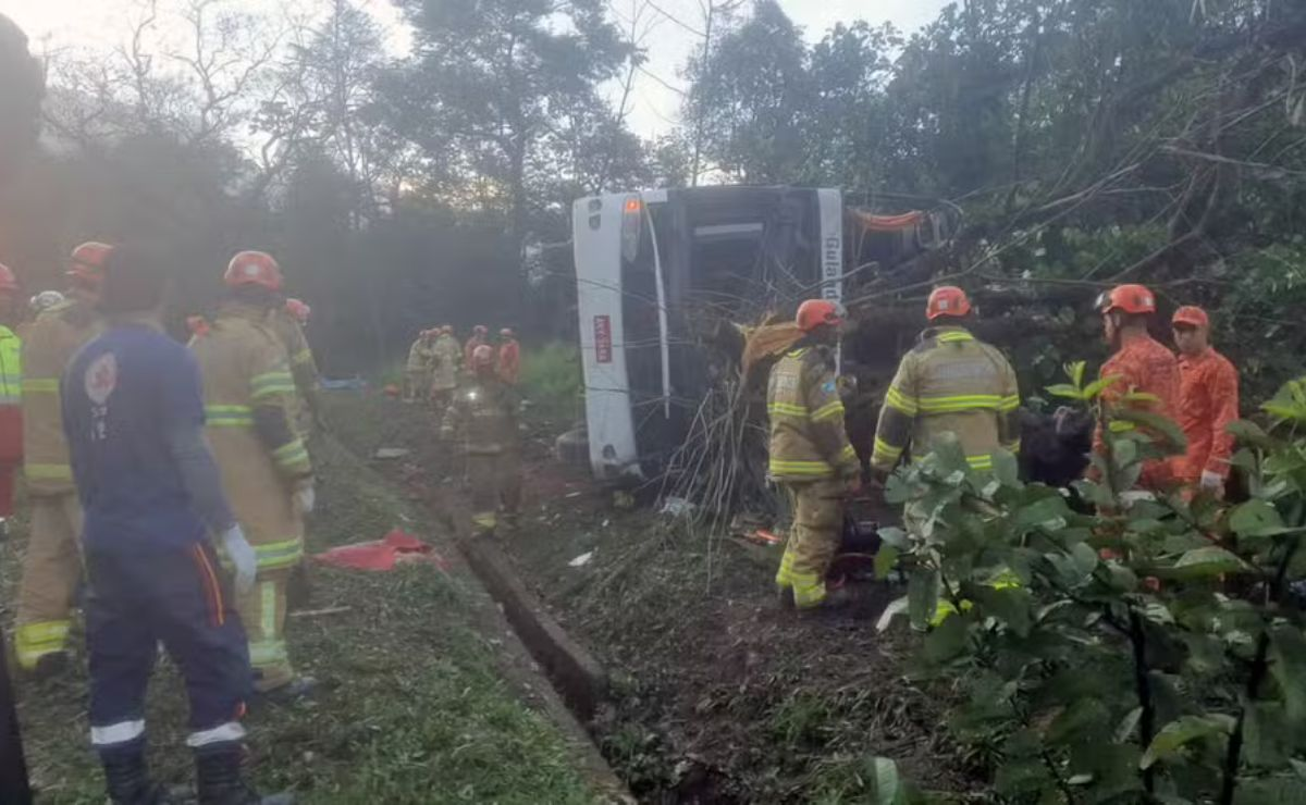 Ônibus de turismo tomba em rodovia e deixa dez mortos; ANTT diz que viagem era “transporte clandestino”