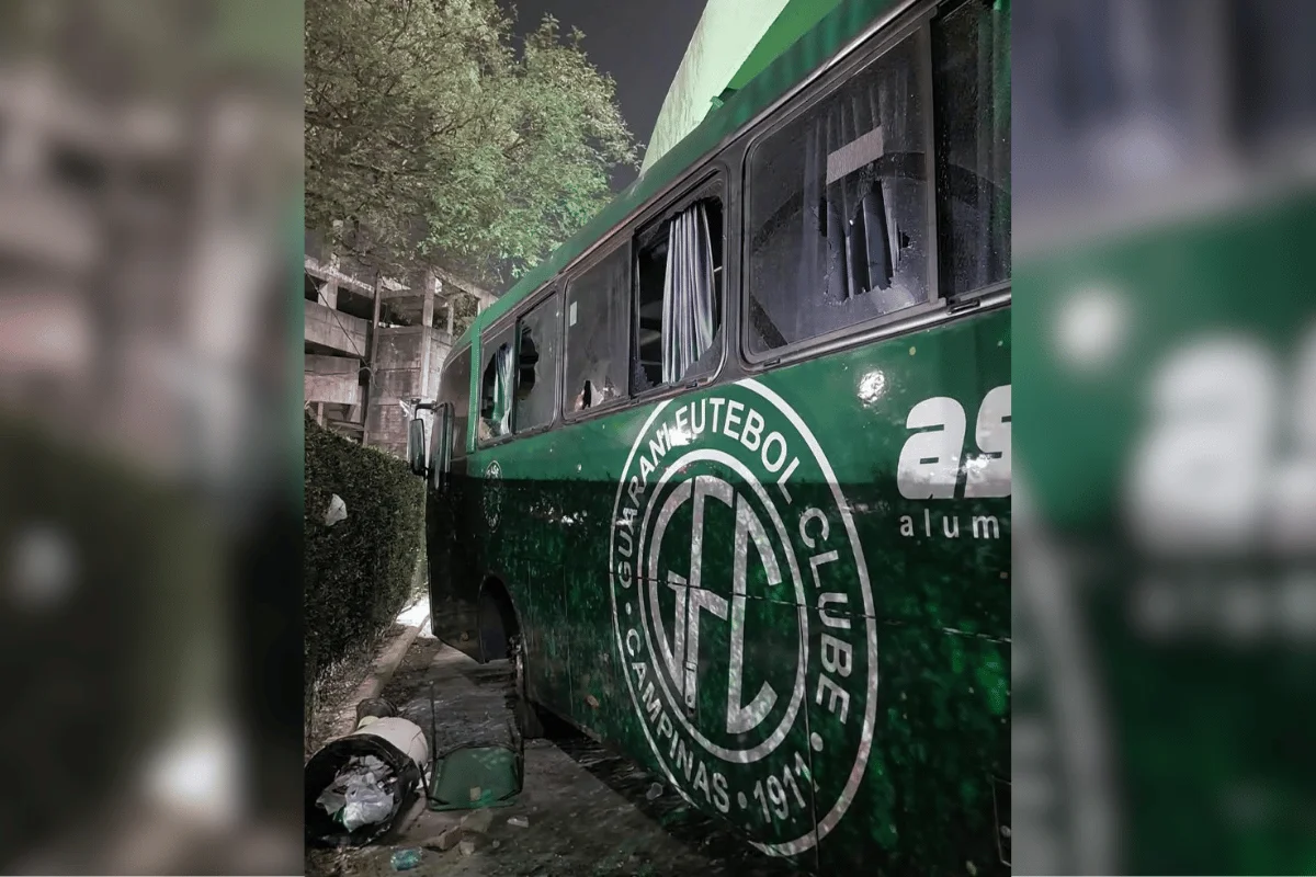 Ônibus do Guarani é destruído após eliminação na primeira fase da Série C