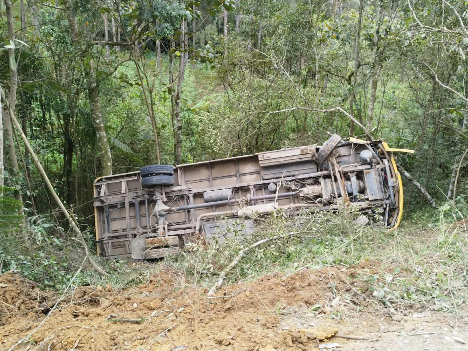 Ônibus escolar com 10 crianças tomba em ribanceira e deixa feridos em SC