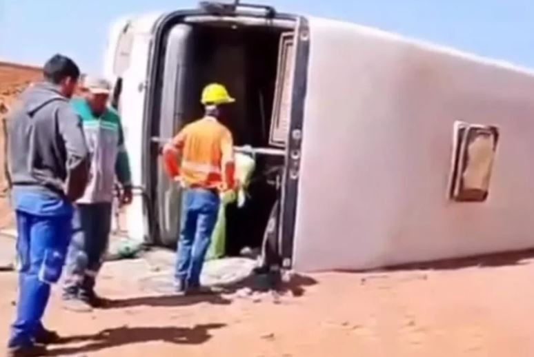 Ônibus tomba na zona rural de Uruçuí e deixa passageiros feridos