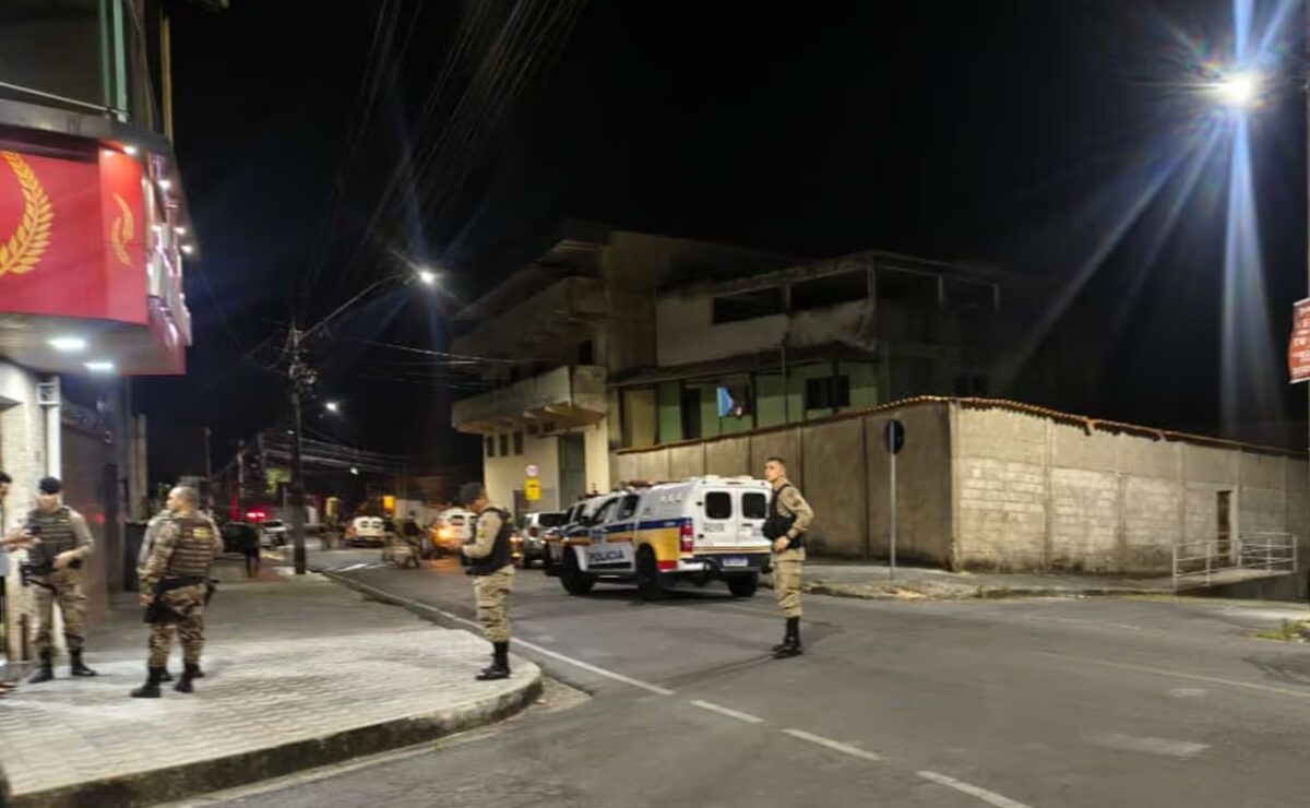 Policial de folga é baleado com a própria arma após reagir a assalto