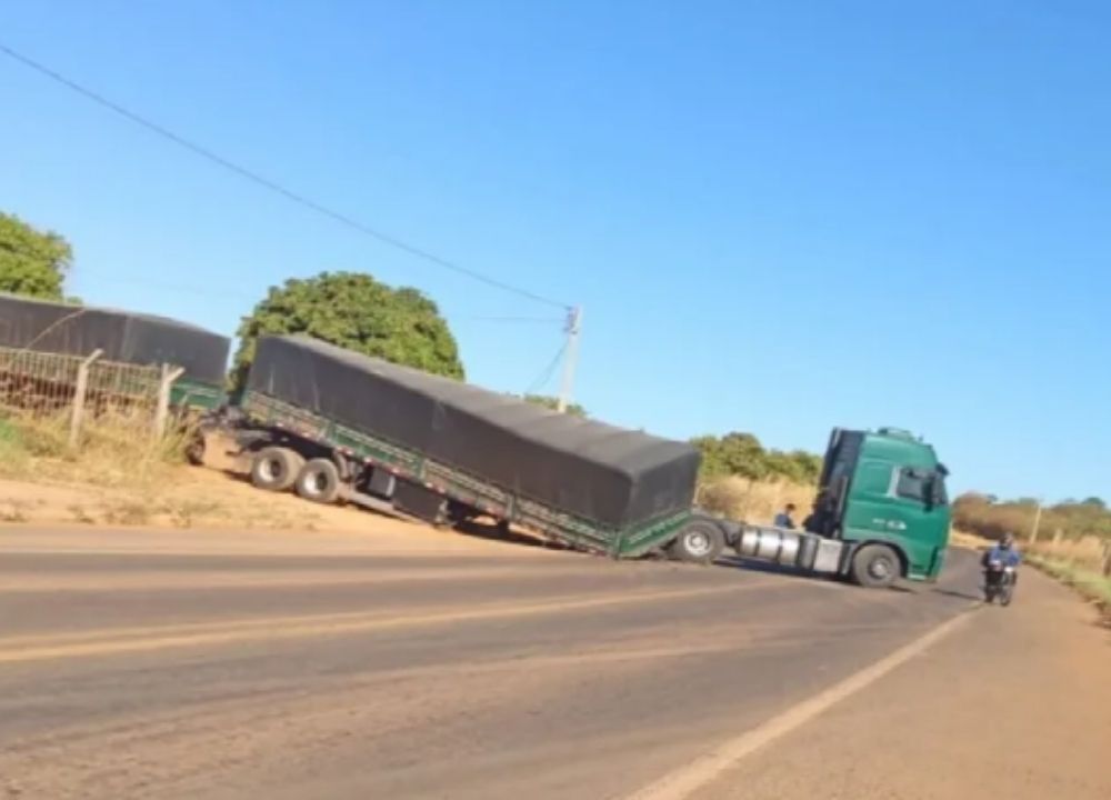 Semirreboque se desprende de carreta e deixa trânsito parcialmente interrompido na BR-230 em Oeiras