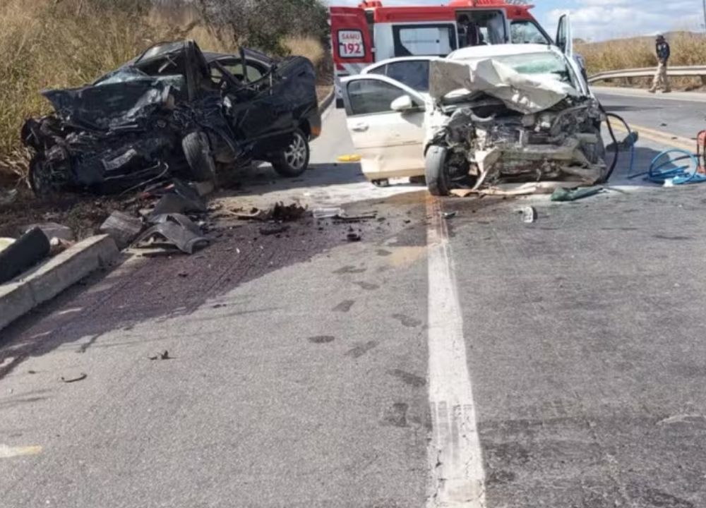 Sete pessoas morrem após carro em fuga da PRF bater de frente com outro veículo