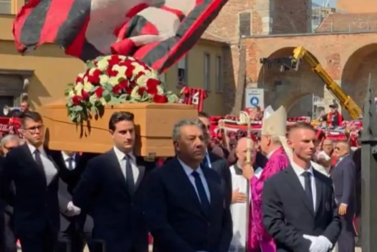 Torcedores lotam Milão para funeral de Franco Baresi.