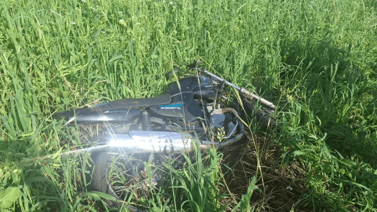 Trabalhadores encontram homem morto ao lado de moto em lavoura