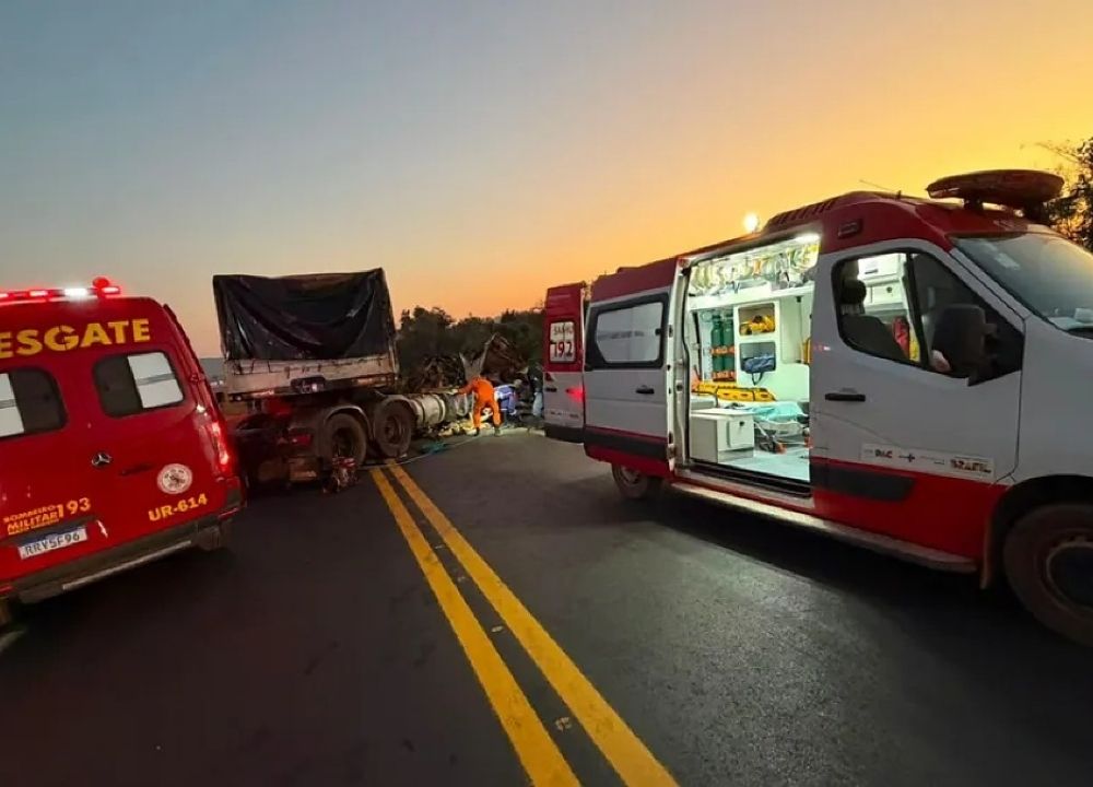 Três pessoas morrem e uma mulher fica ferida em acidente entre carretas na BR-158
