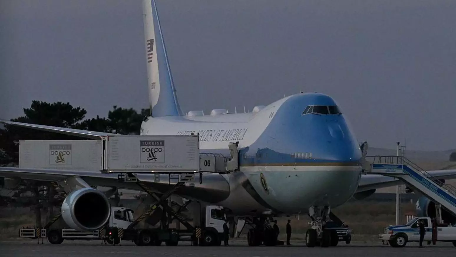 Trump escapou de ameaça iraniana e embarcou em avião militar secreto