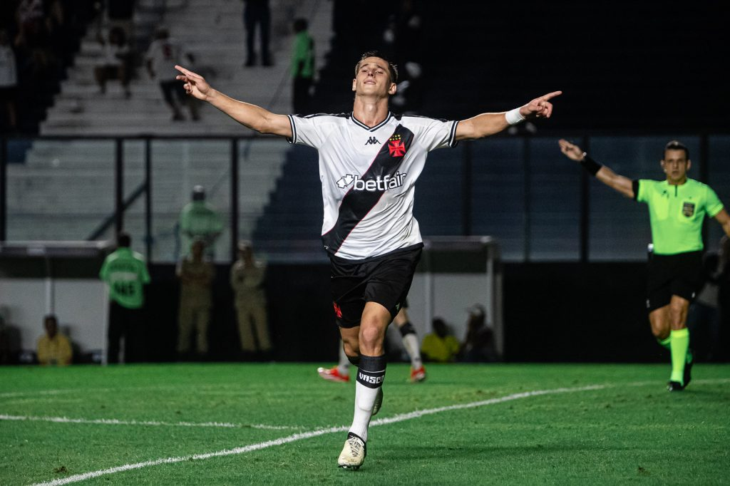 Vasco bate o martelo sobre futuro de camisa 10 do elenco