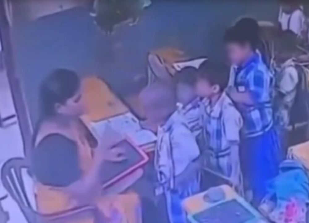 Vídeo! Menino de 6 anos que não entregou dever de casa é atingido por tapa de professora e morre na frente dos colegas