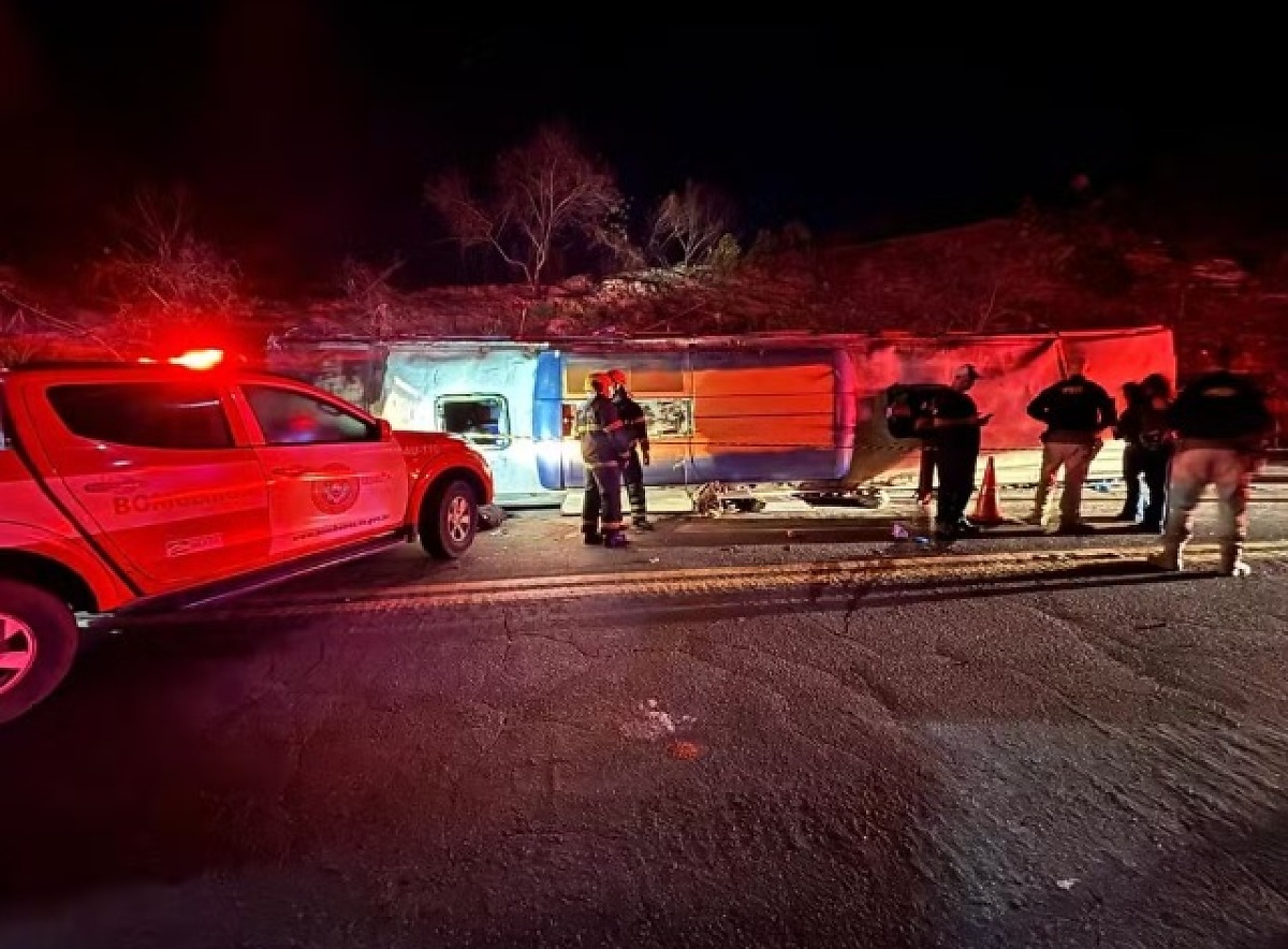 Acidente com ônibus de turismo deixa 3 mortos e 45 feridos na BR-262 no ES