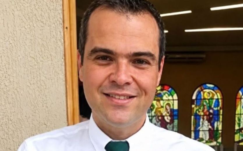 Advogado morre ao ser atingido por estrutura de quadra que desabou durante temporal