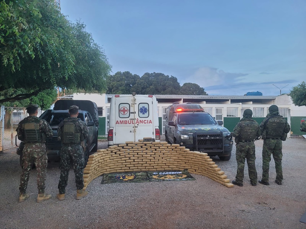 Ambulância é abordada com 216 tabletes de skunk avaliados em R$ 648 mil; dois homens são presos
