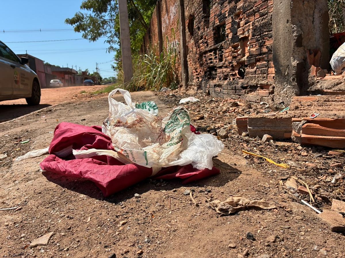 Bebê recém-nascida é encontrada morta dentro de sacola em terreno baldio