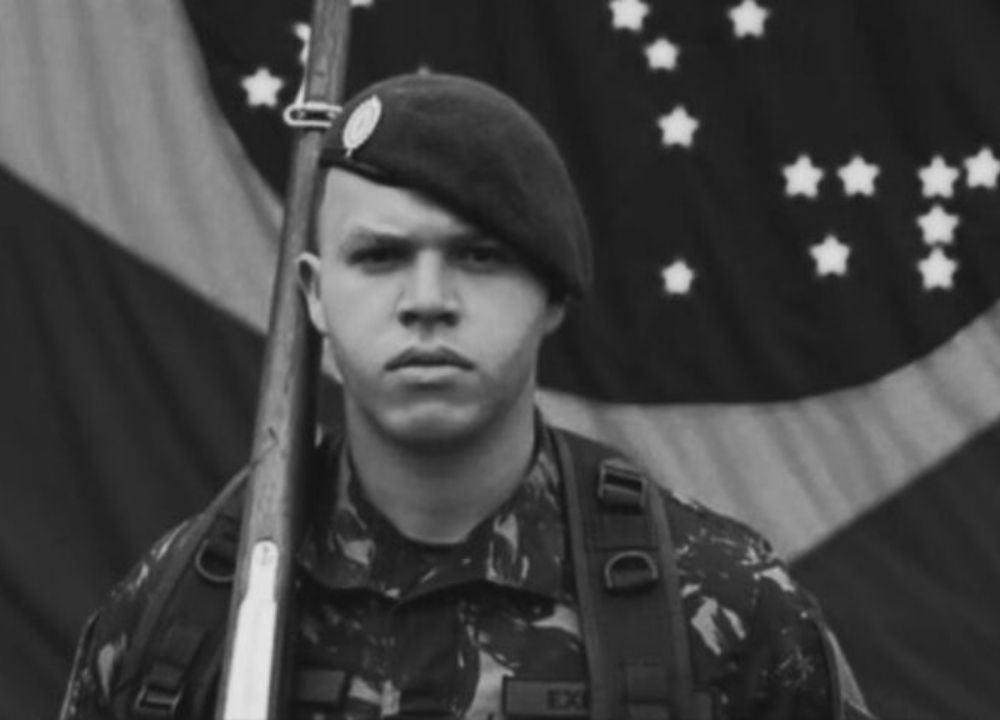 Cabo do Exército de 21 anos morre após caminhão atingir carros parados para prestar socorro