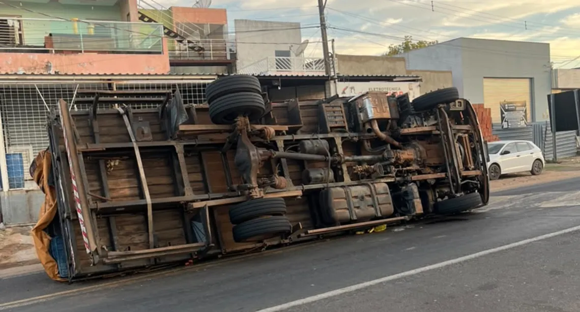 Caminhão carregado de frutas e verduras tomba na BR-230 no Sul do Piauí