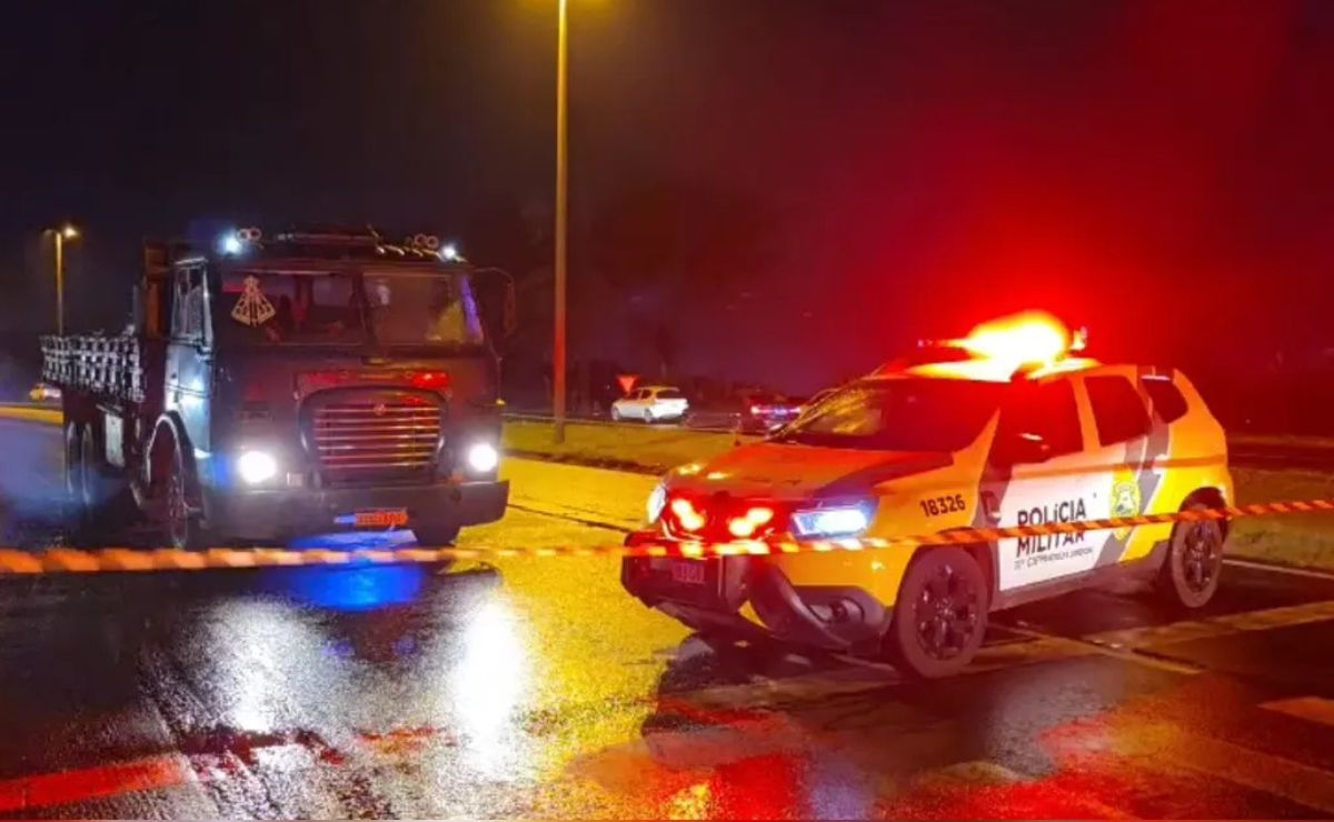 Caminhoneiro é perseguido por carro e morto a tiros na frente da esposa em semáforo da BR-369