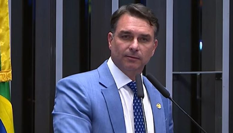 Campanha de Flávio busca STF em meio à pressão por impeachment de Moraes