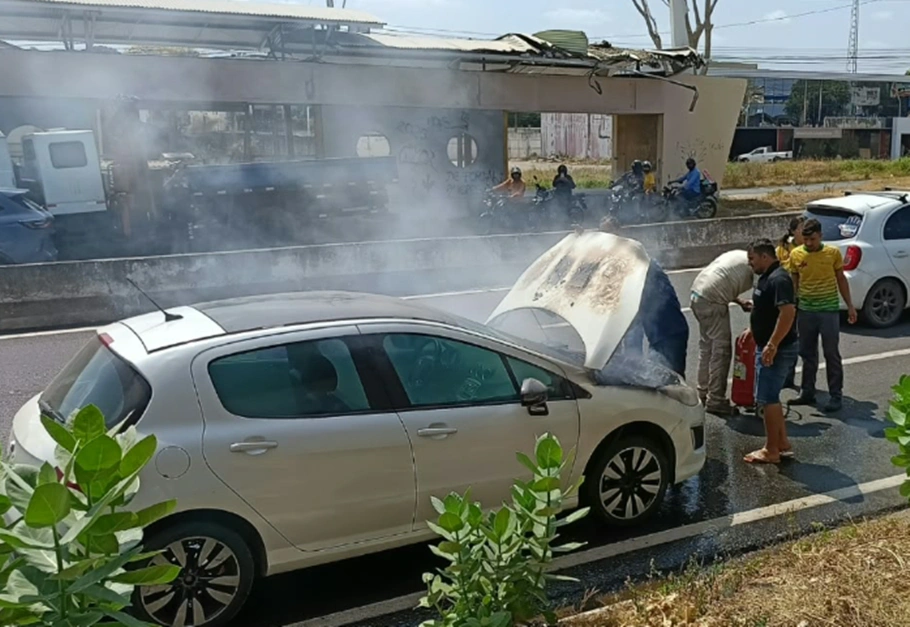 Carro pega fogo na BR 316 em Teresina e fica parcialmente destruído