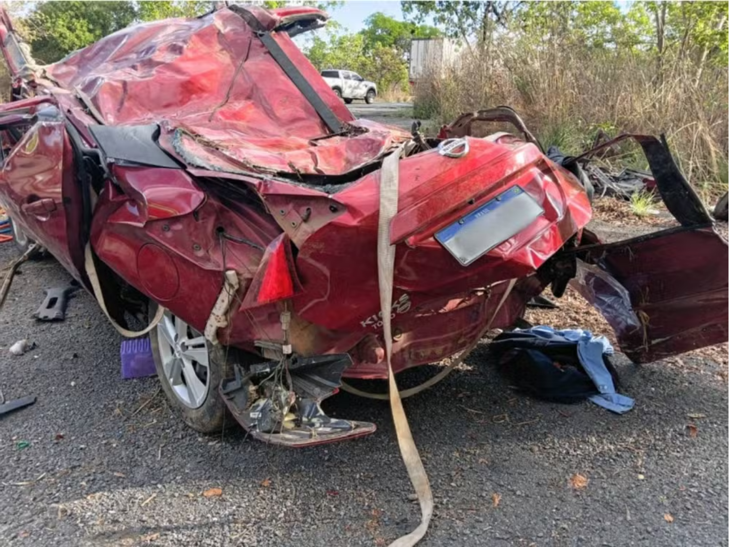 Casal morre após carro sair da pista e cair em área às margens de rio