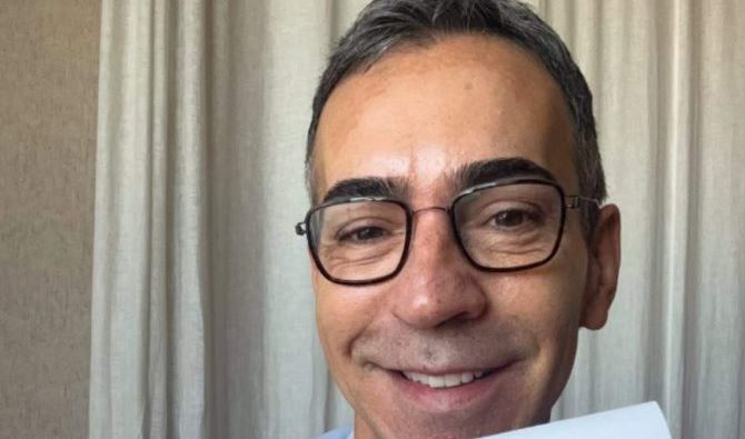César Tralli surge encantado com presente que ganhou da filha, Manuella