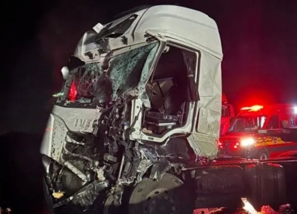 Colisão frontal entre caminhões deixa motorista morto e outro ferido em Garuva