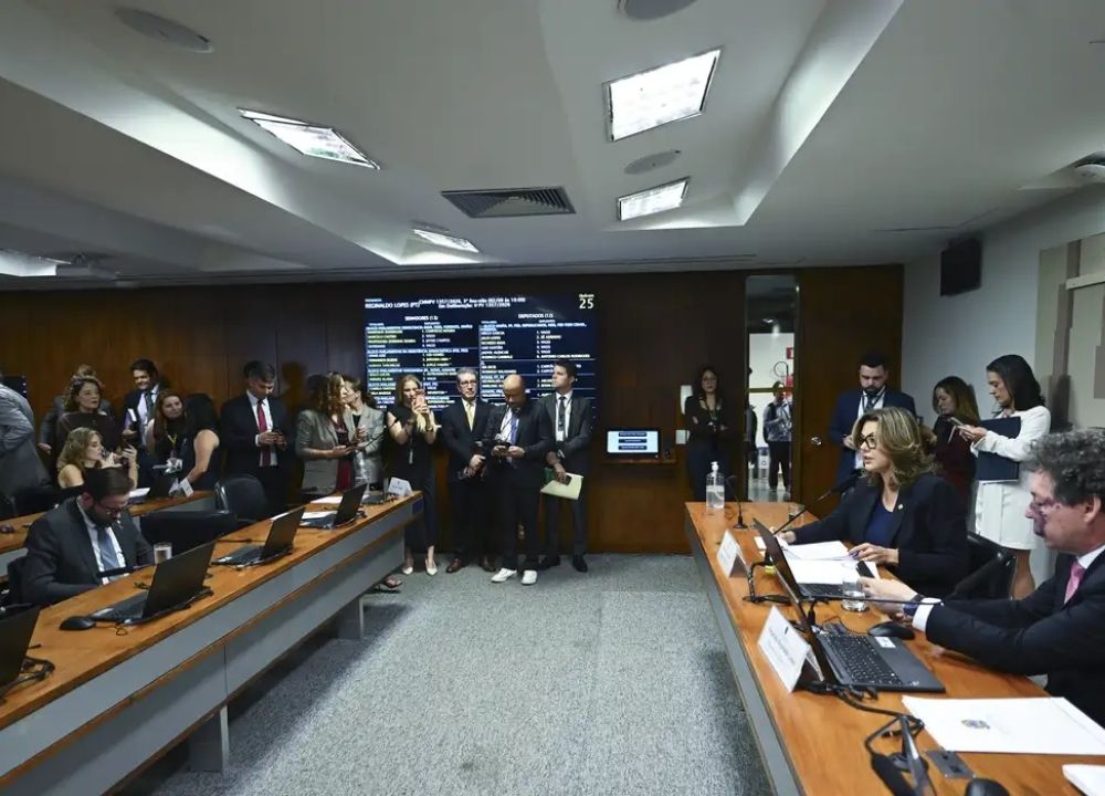 Comissão aprova MP da taxa das blusinhas: texto segue a plenários