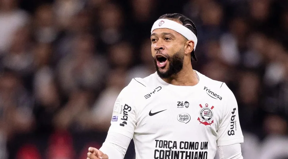 Corinthians é multado pela Conmebol após Memphis Depay deixar estádio sem falar com a imprensa