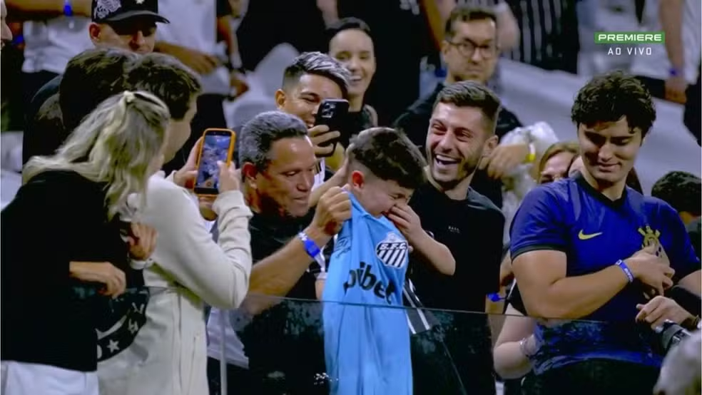 Corinthians é multado por ofensas a garoto que ganhou camisa de Neymar