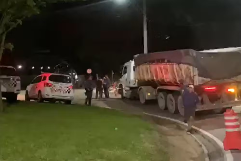 Criança de 11 anos morre após ser atropelada por caminhão enquanto andava de bicicleta