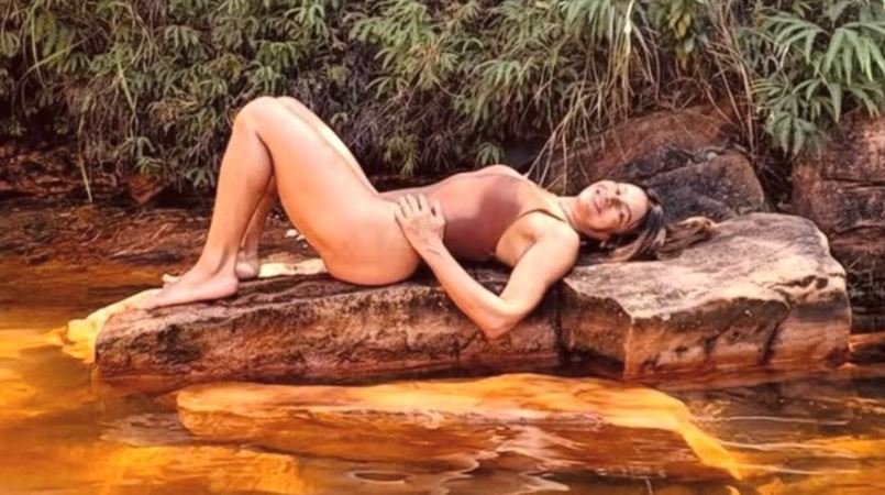 Dira Paes surpreende ao posar de maiô em meio à natureza