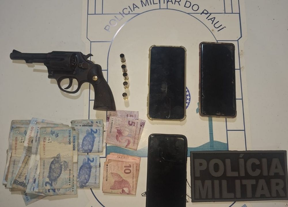 Dois homens armados assaltam comércio e deixam arma e celulares durante fuga