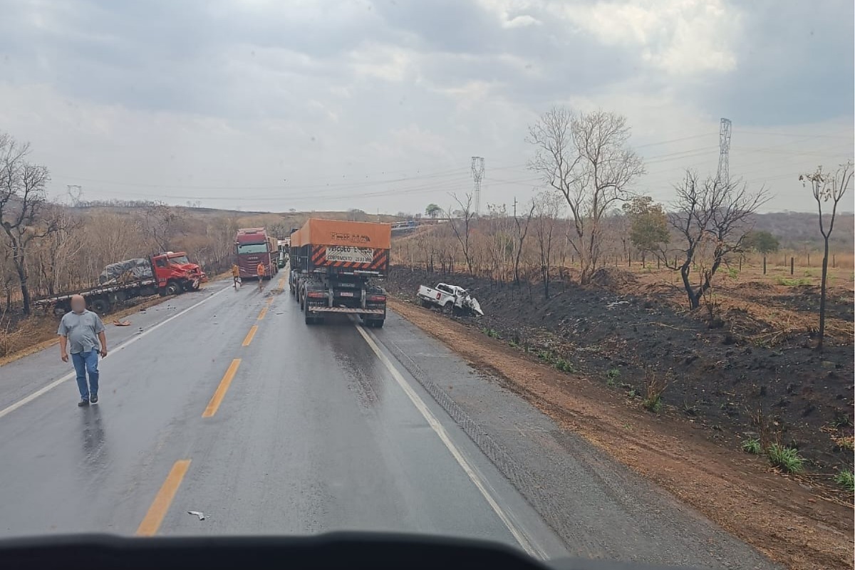 Duas pessoas morrem e uma fica ferida em colisão entre S10 e caminhão na BR-364