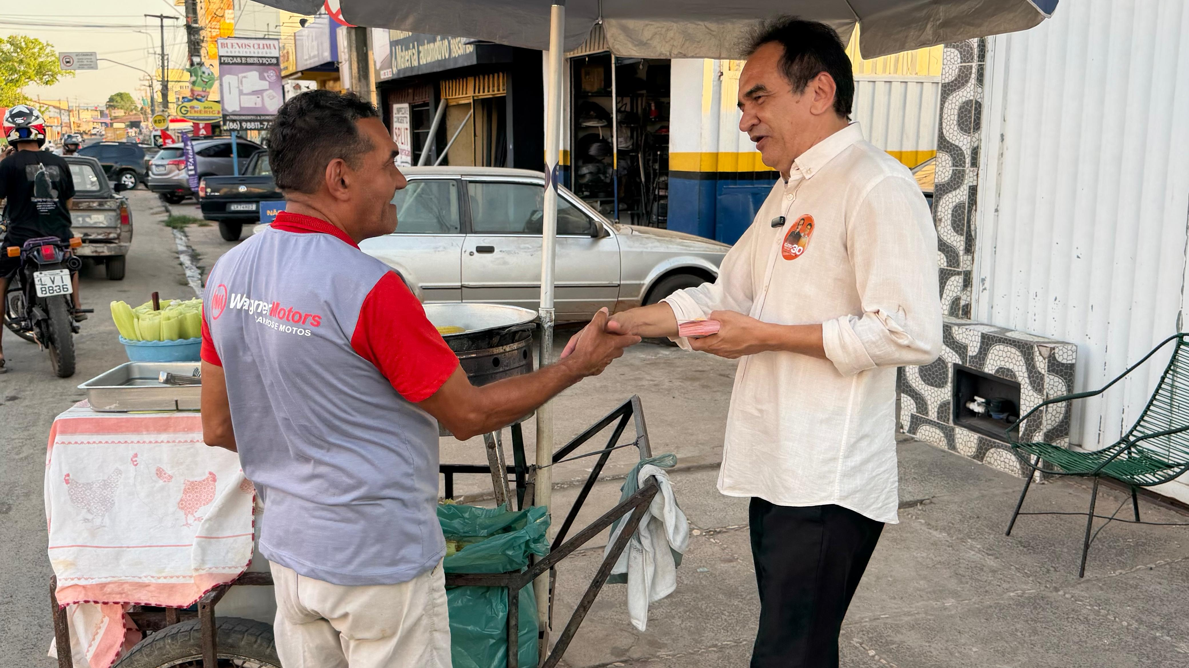 Elizeu Aguiar realiza caminhadas no Centro e Alto da Ressurreição em Teresina