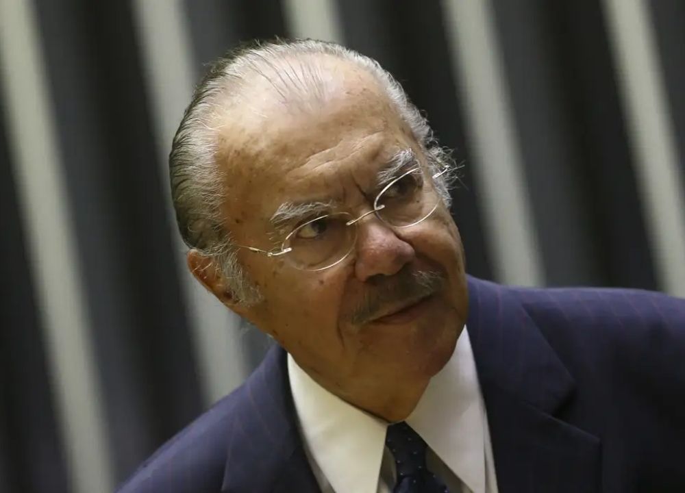 Ex-presidente José Sarney segue internado em hospital de São Paulo