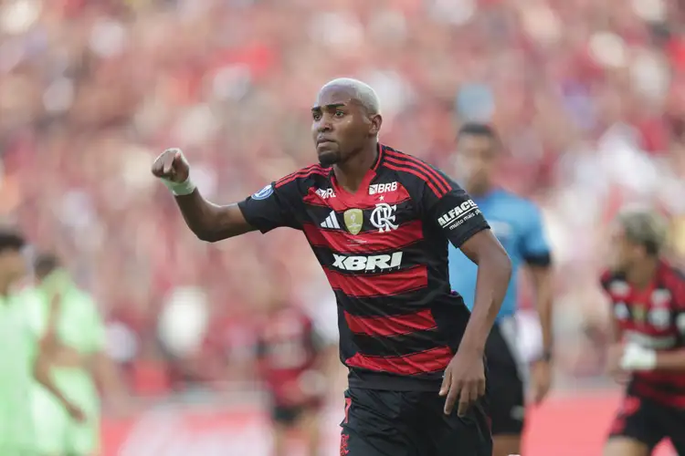 Flamengo encaminha venda de Lorran para clube dos Emirados Árabes