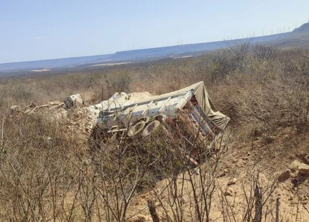 Grave acidente com bitrem carregada de calcário deixa motorista ferido em Simões