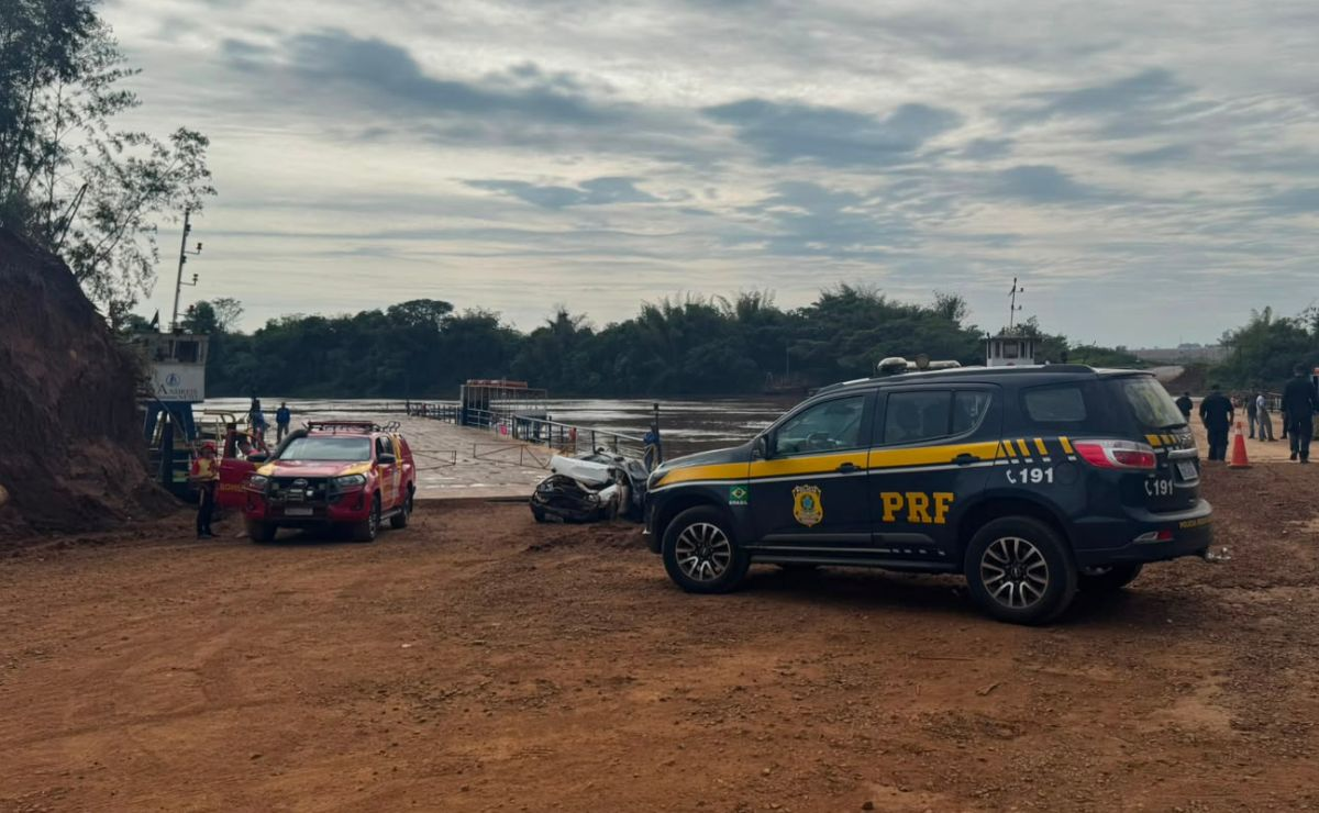 Homem morre após carro passar direto por acesso à balsa, cair no Rio Piquiri e ficar submerso